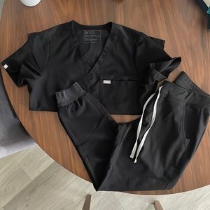 FIGS SCRUBS- black size M